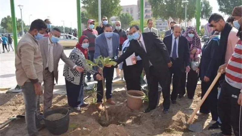 تشجير محيط المركز الدولي للمؤتمرات بجامعة سوهاج..صور