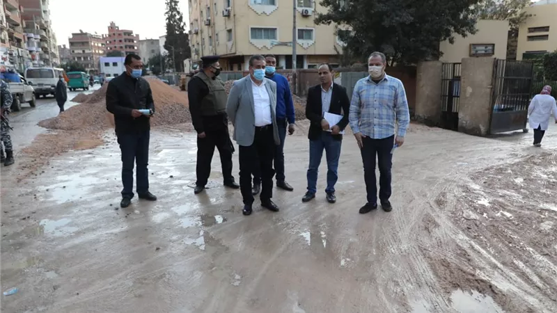 محافظ المنوفية تحت المطر .. يتفقد أعمال توسعة ورصف شارع عبد الرحمن الشرقاوي بشبين الكوم