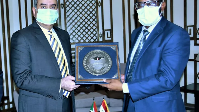 الطيار محمد منار يبحث مع وزير النقل السوداني تعزير التعاون بمجال النقل الجوى