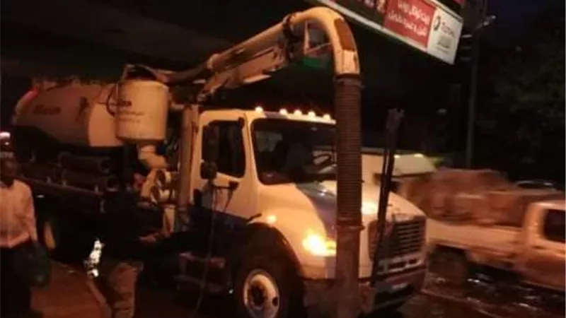مياه القليوبية تدفع بمعدات شفط مياه الامطار بالمناطق الحيوية