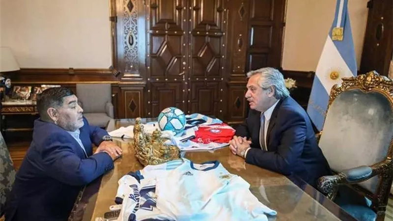 رئيس الأرجنتين يعلن الحداد 3 أيام على رحيل مارادونا
