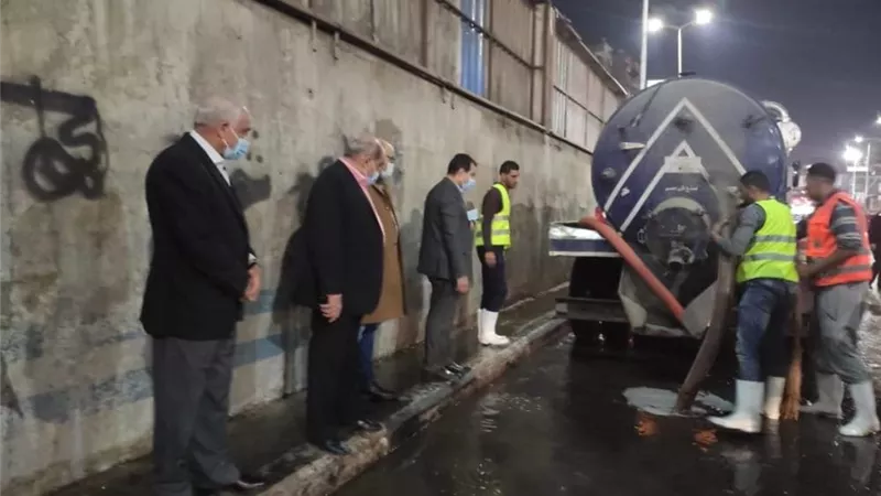 محافظ الجيزة يتفقد مجهودات شفط مياه الأمطار بالمحاور المرورية