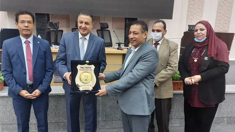 مجلس جامعة بنها يكرم عميد كلية الهندسة
