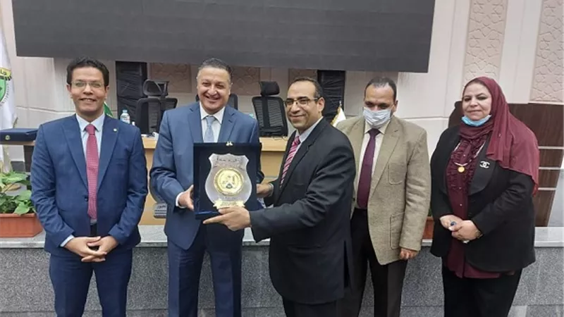 مجلس جامعة بنها يكرم عميد كلية الطب البيطرى