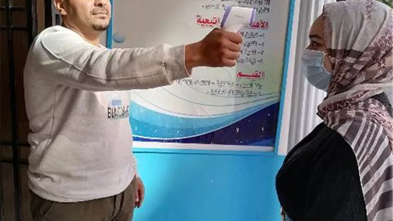 كمامات ومطهرات وكشف طبي مجانا على العاملين بشركة مياه القناة .صور
