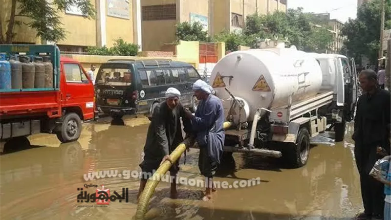 نائب المحافظ يتابع صرف تجمعات مياه الامطار وادخال الغاز للمنازل بحي العامرية أول