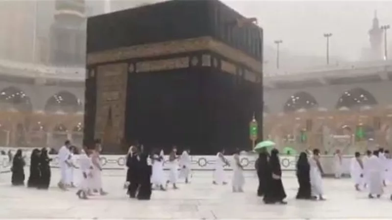 الأمطار تهطل على الكعبة وأمانة العاصمة تحذر.. فيديو
