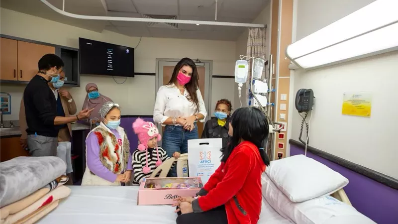 ياسمين صبرى تدعم الأطفال مرضى السرطان وتوزع الهدايا وتحقق أمنية طفلة.. صور