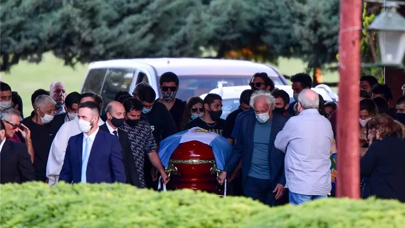 دفن مارادونا بجوار والديه.. وأنصاره يقتحمون القصر الرئاسي .. صـــور