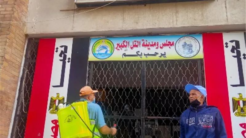 تكثيف أعمال تعقيم وتطهير المنشآت الحكومية والخدمية بالإسماعيلية.صور