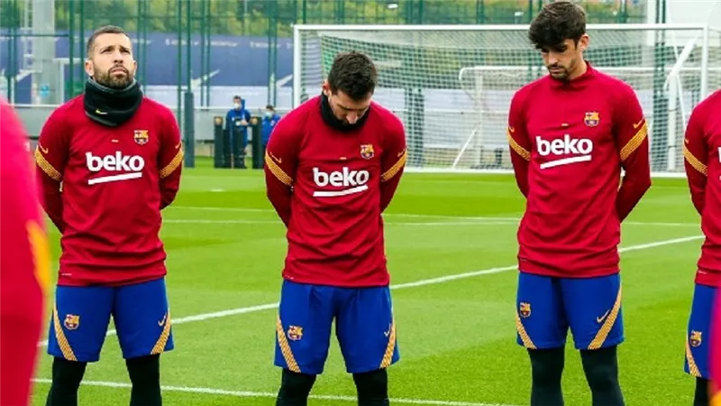 ميسى يبكى خلال تدريبات برشلونة متأثرا بوفاة مارادونا