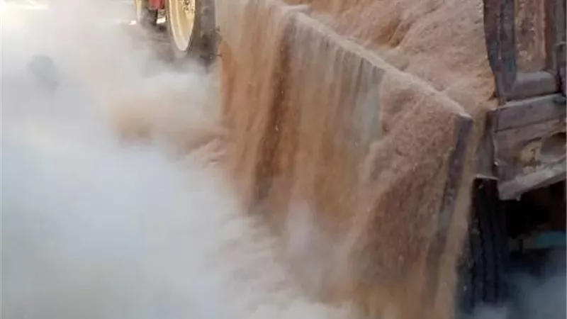 إصلاح هبوط أرضى بالصرف الصحى بأرمنت في الأقصر .صور