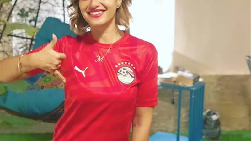شاهد .. منة فضالي تدعم النادى الأهلى بتي شيرت المنتخب الوطني