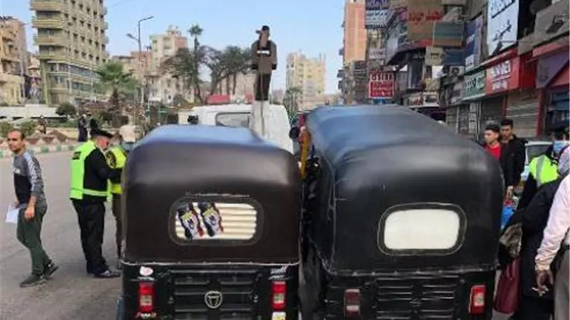 محافظ الشرقية يقرر:ضبط التكاتك المخالفة لإعادة الانضباط لشوارع الزقازيق