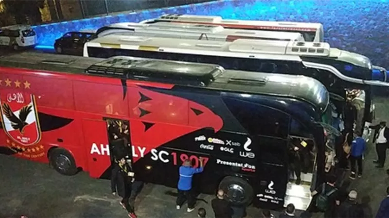 وصول حافلة الاهلى الى استاد القاهرة استعدادا لمواجهة الزمالك