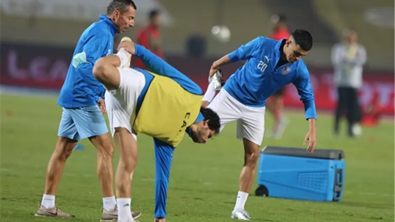 لاعبو الزمالك يخوضون الإحماء استعدادًا للأهلي