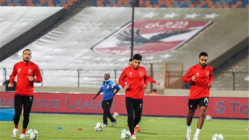 لاعبو الاهلى يخوضون الإحماء استعدادًا الزمالك