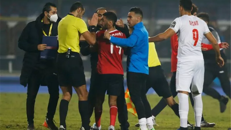 حسين الشحات يغيب عن السوبر الافريقي بعد طرده في النهائي