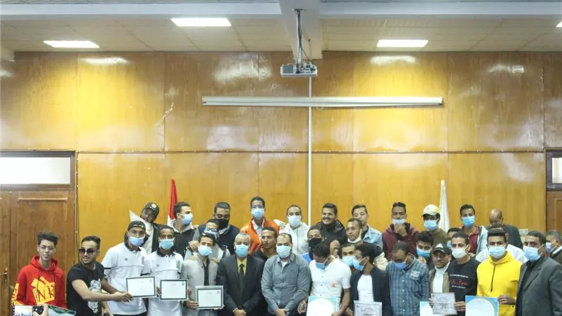 رئيس جامعة جنوب الوادى يلتقى بطلاب مسرح الجامعه