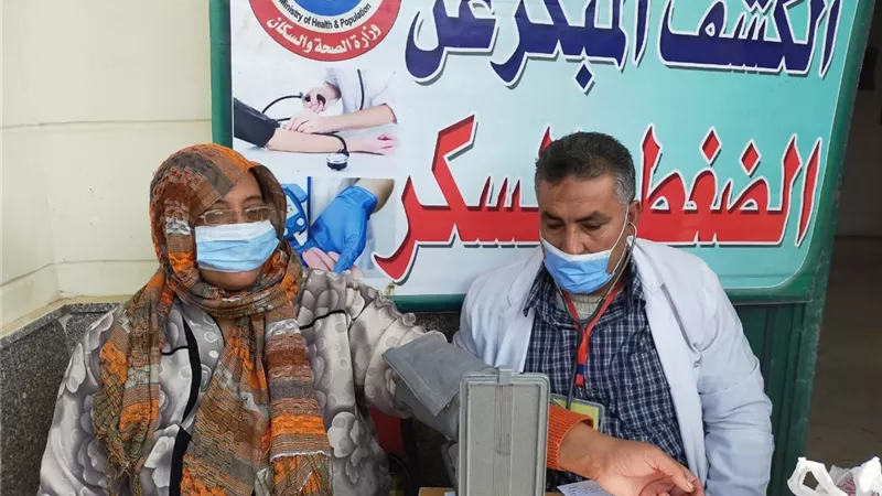 الكشف الطبي على ١٣٠٠ مريض بالقافلة الطبية العلاجية بقرية المشاعلة بأبوكبير