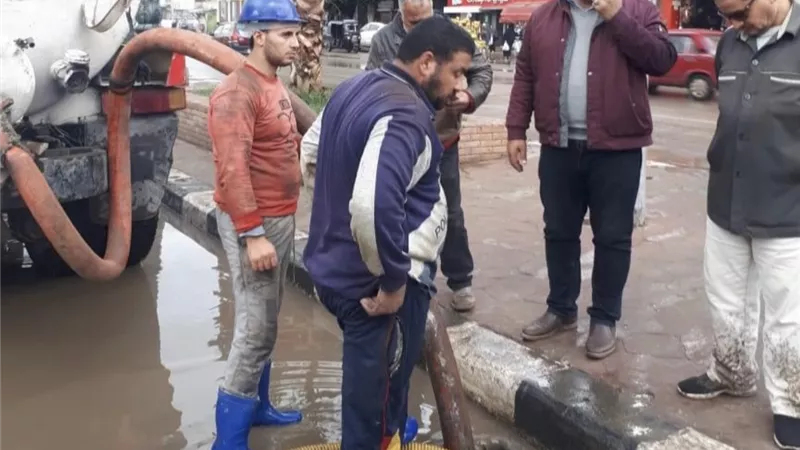 شفط تجمعات مياه الامطار من شوارع حى ثان طنطا-صور