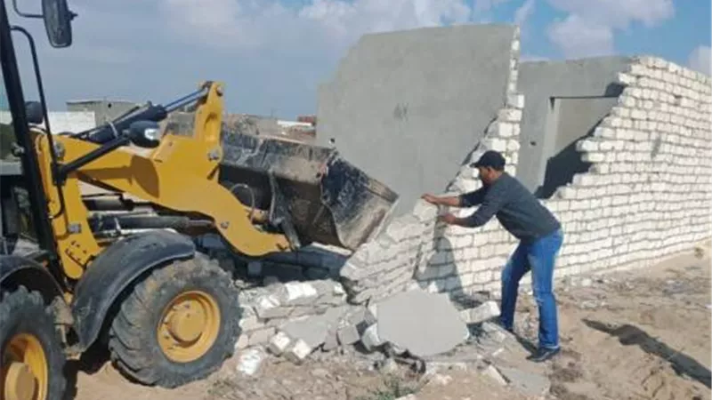 ازالة فورية لتعديات على أرض أملاك دولة بالقنطرة شرق في الإسماعيلية..صور