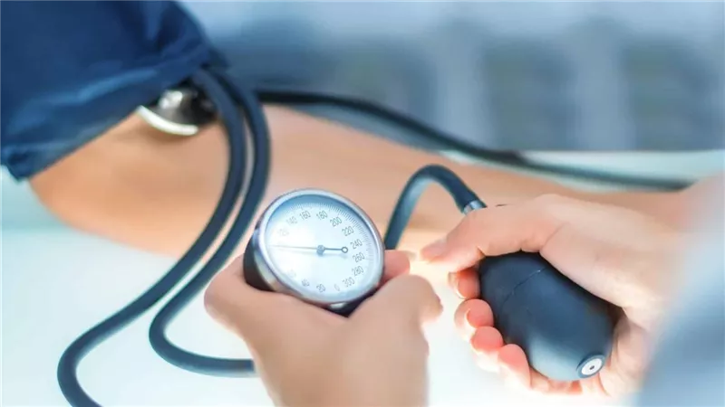 تدمر حياتهم الأسرية والعائلية.. علامة لوجود مشكلة في ضغط الدم لدى الرجال