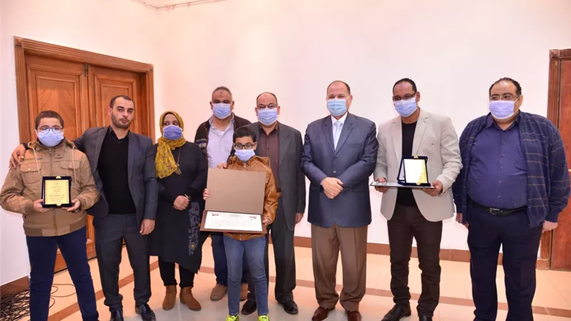 تكريم الشاعر سيد عبد الرازق والشاعر محمود فرغلى لتميزهما فى مجال الادب