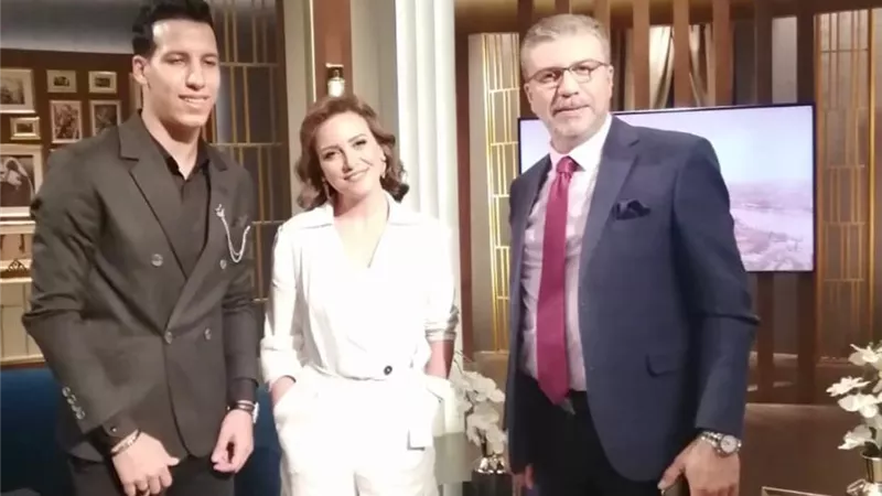 الساحر عزام يبهر ريهام عبد الغفور وعمرو الليثى بألعاب الورق وصورة رجاء الجداوى ويقرأ أفكارهم على الهواء