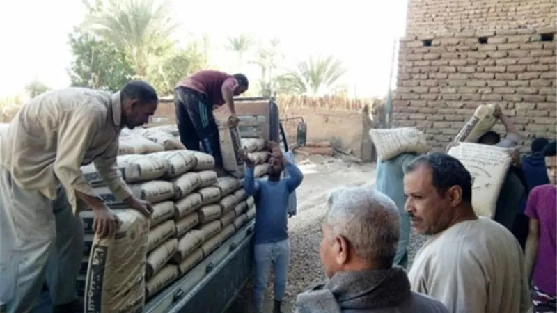 لافتة وطنية للأخوة والترابط.. أقباط يقدمون الطعام للعاملين فى بناء مدرسة للقرآن الكريم بقنا.. صور