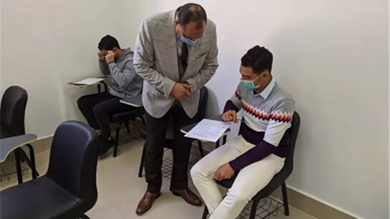 رئيس جامعة بني سويف التكنولوجية يطمئن على امتحانات 
