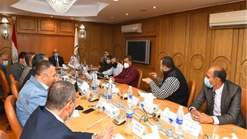 محافظ قنا يتابع ملف التصالح ومشروعات المياه والصرف الصحى