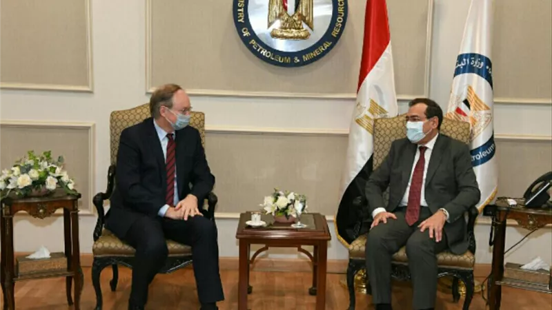 وزير البترول يبحث مع سفير الاتحاد الأوروبى مبادرات الشراكة في مجال الطاقة