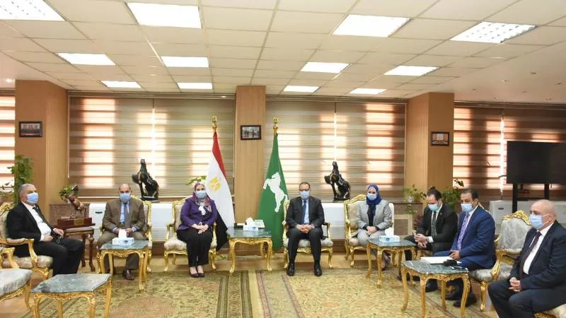 محافظ الشرقية يستقبل وزيرة التضامن الاجتماعى بمكتبه بالديوان العام