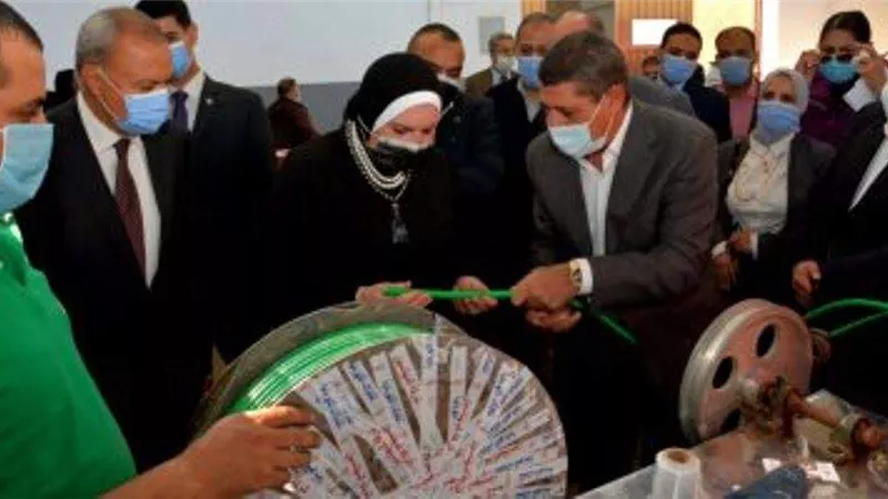 وزيرة الصناعة ومحافظ القليوبية يتفقدان عددا من المصانع بمنطقتى باسوس والعكرشة