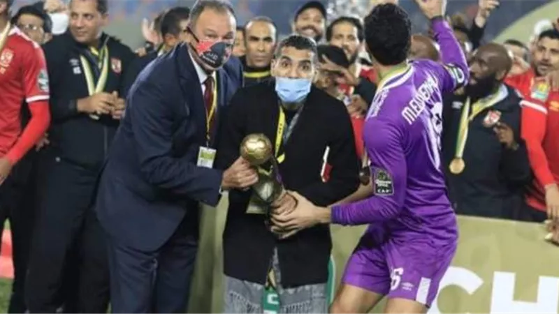 أول تعليق من الخطيب على واقعة الإساءة للاعب الزمالك في نهائي القرن
