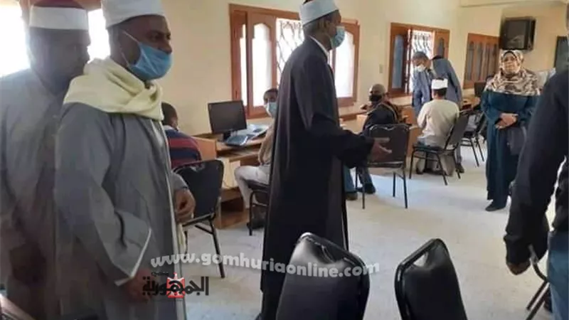 رئيس الأقصر الأزهرية يتابع الدورات التدريبية لتنمية مهارات الموجهين والمعلمين
