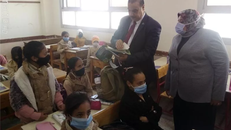 وكيل التعليم بمطروح يفاجئ مدرسة ابتدائية.. ويحيل مسئوليها للتحقيق