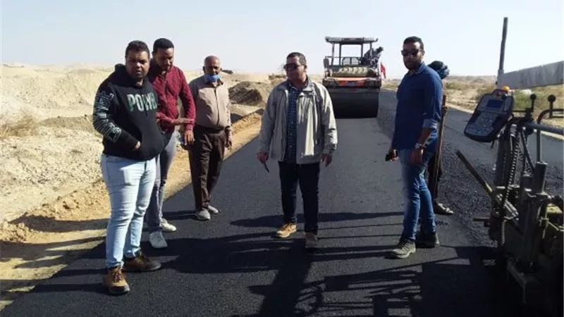 رئيس مركز الزينية شمال الأقصر يتفقد أعمال رصف الطرق.. بالصور