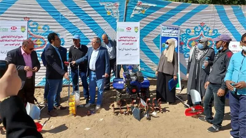 آلات زراعية مجانية للمزارعين منحة من مركز بحوث الصحراء بالوادى الجديد.صور