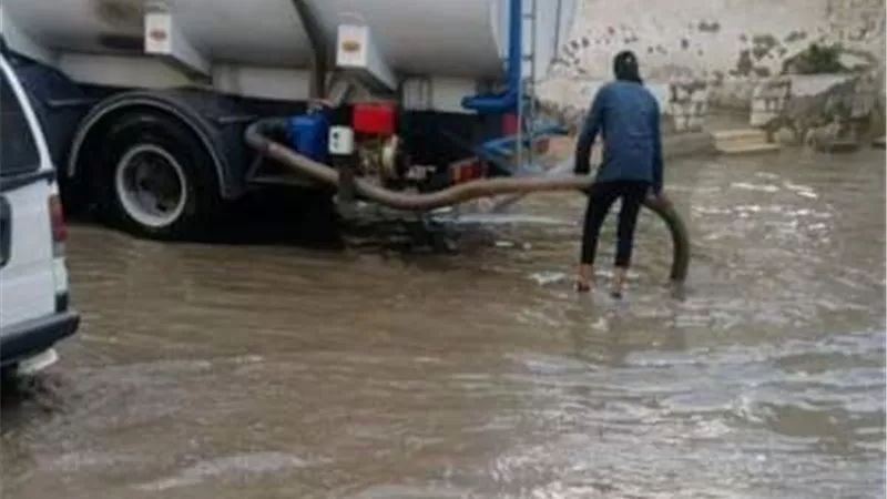 ازالة تجمعات مياه الامطار ورفع كفاءة الاضاءة بحى العجمى