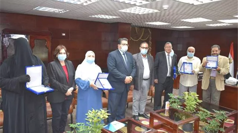 تعليم جنوب سيناء يكرم عددا من القيادات التعليمية في عيد ميلادها الستين..بالصور