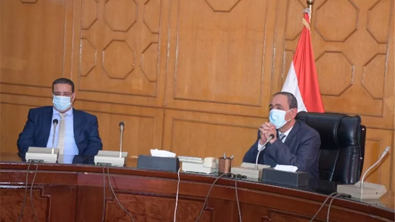محافظ الإسماعيلية يكرم رئيس جامعة القناة وفريق الدليل الإرشادى لضبط العمران .صور