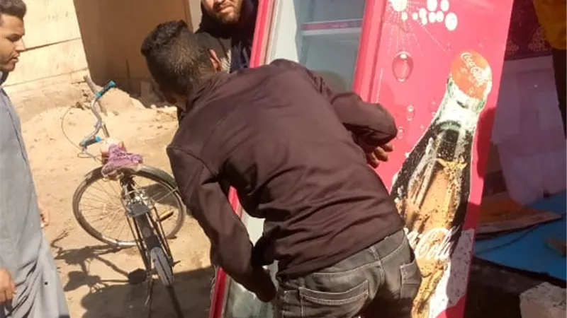 إزالة كشك مخالف بشارع أحمد عرابى بمدينة الأقصر