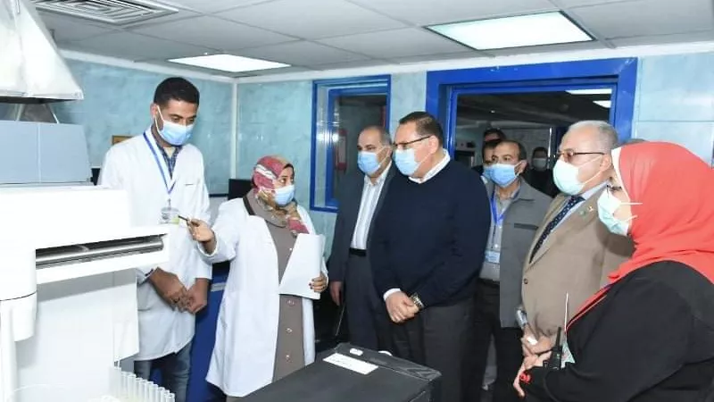 محافظ الشرقية يتفقد المعمل المركزي لتحاليل مياه الشرب بمحطة التنقية بالزقازيق