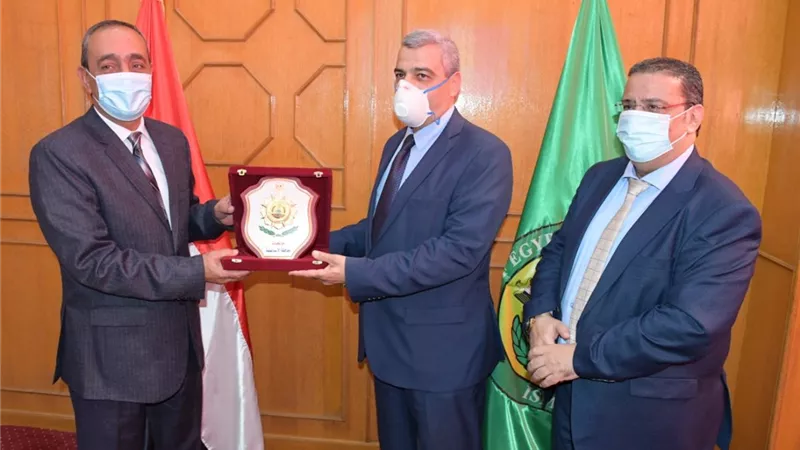 محافظ الاسماعيلية يشيد بالدليل الإرشادى لضبط العمران لمدينة الإسماعيلية