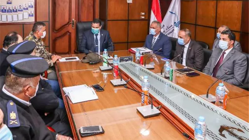 لجنة متخصصة تتفقد عمليات تأمين تداول وتخزين البضائع بميناء دمياط