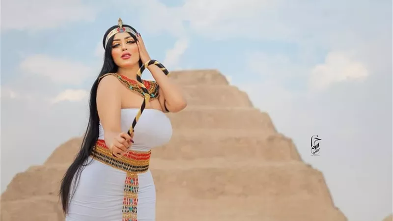 من هى فتاة هرم سقارة التى اثارت الجدل بالزى الفرعونى المثير.. صور