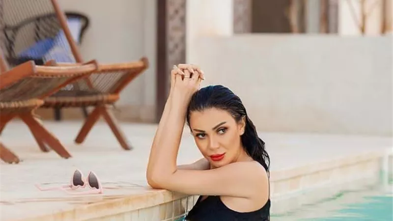 شاهد ..منى ممدوح تودع الصيف بإطلالة ساحرة ..صور