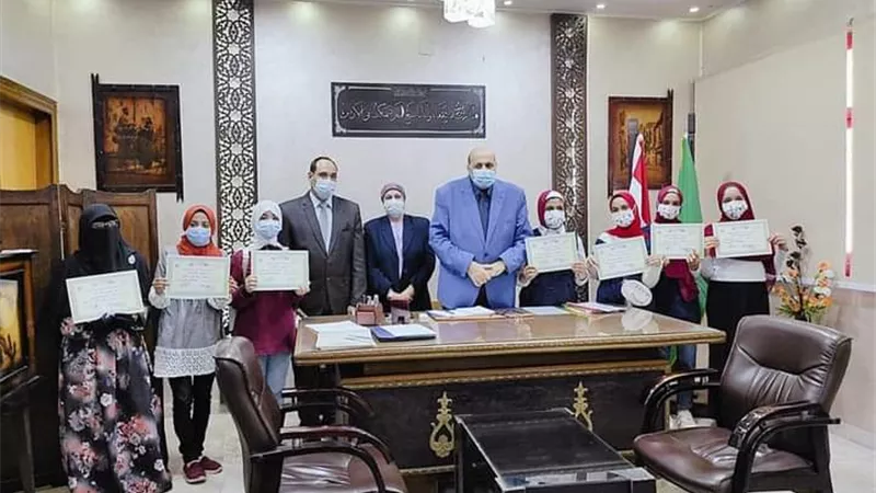 طالبة تهدي لوحة فنية للوزير وأخري لوكيل التعليم بالقليوبية